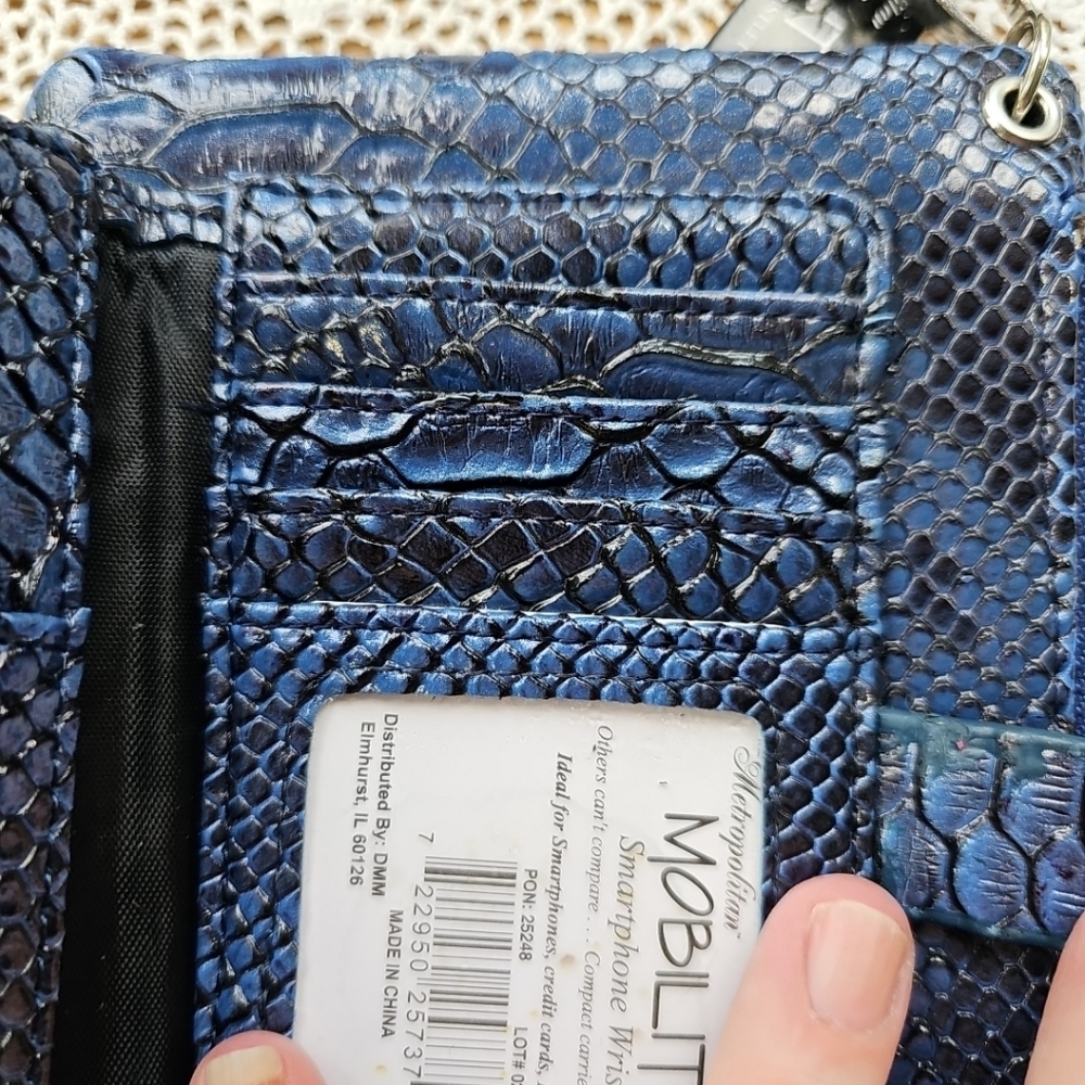 Metropolitan Mobility Wristlet Blue color - Picture 5 of 16